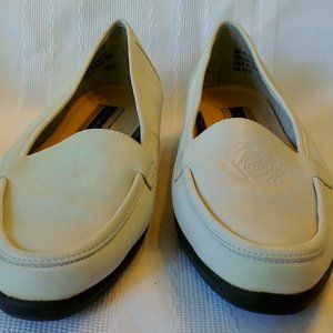 Hush Puppies Posey 10M white leather flats